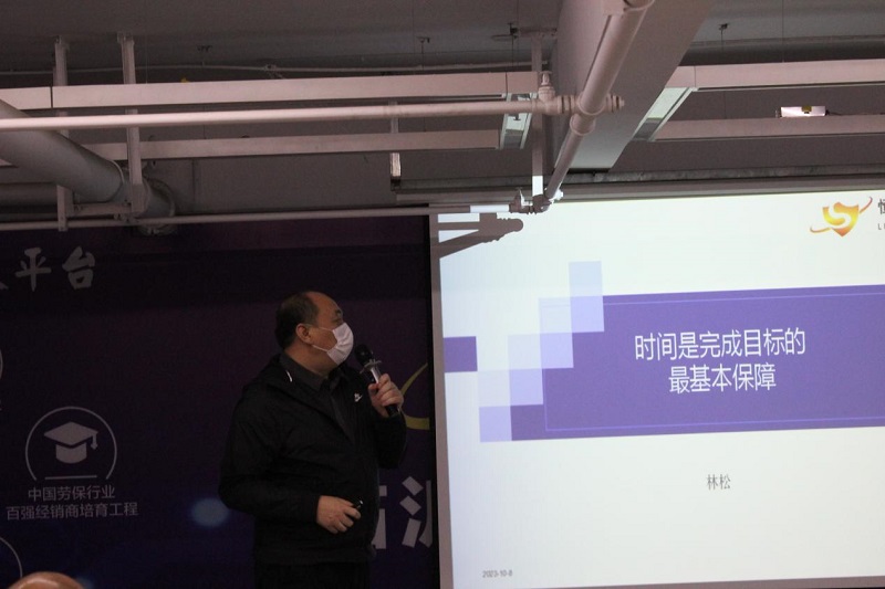 總經(jīng)理會上.jpg 總經(jīng)理會上.jpg